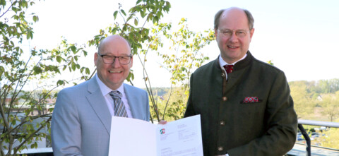 Bürgermeister Karl Piochowiak (l.) erhielt die Freigabe des Haushaltes von Landrat Dr. Olaf Gericke (r.).